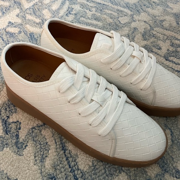 oasis society Shoes - White Sneakers size 7